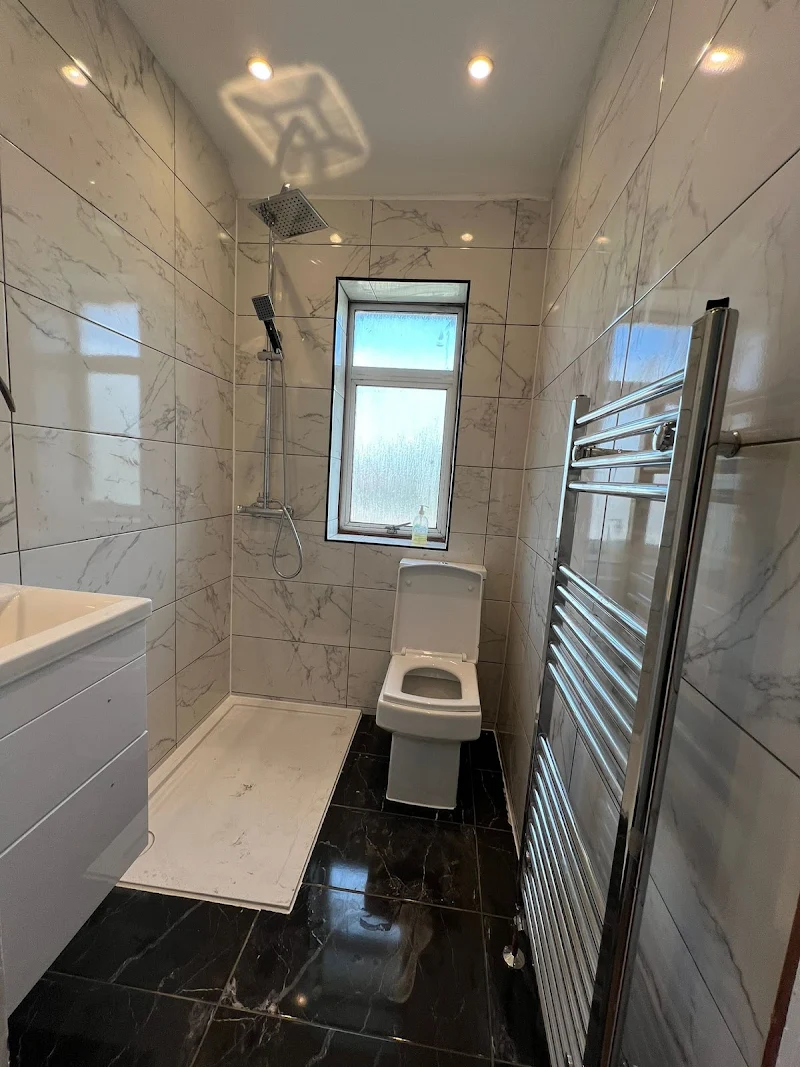 Luxury marble bathroom with walk-in shower - Premium bathroom renovation by Fredi Builders in Surrey